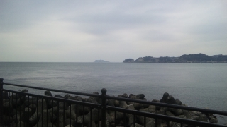 逗子マリーナから江ノ島を見る